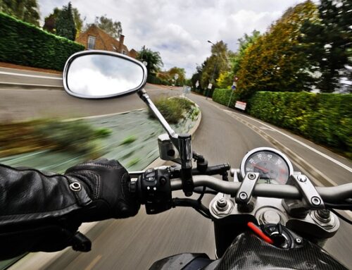 Incapacidad permanente a un ayudante de cocina tras sufrir un accidente de moto