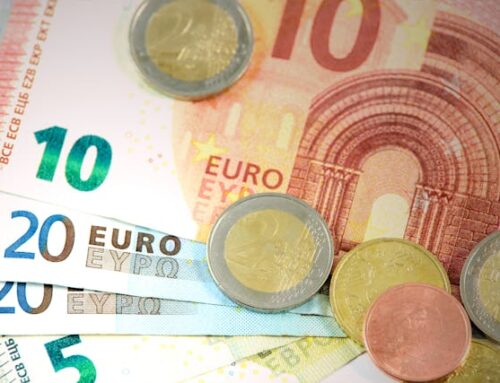 Trabajo acuerda con los sindicatos subir el SMI a 1.221 euros y blindar la nómina para que no haya recortes en los complementos